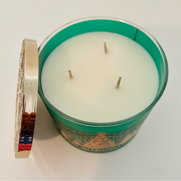 BBW Bath and Body Works Under the Christmas Tree candle - Picture 3 of 4